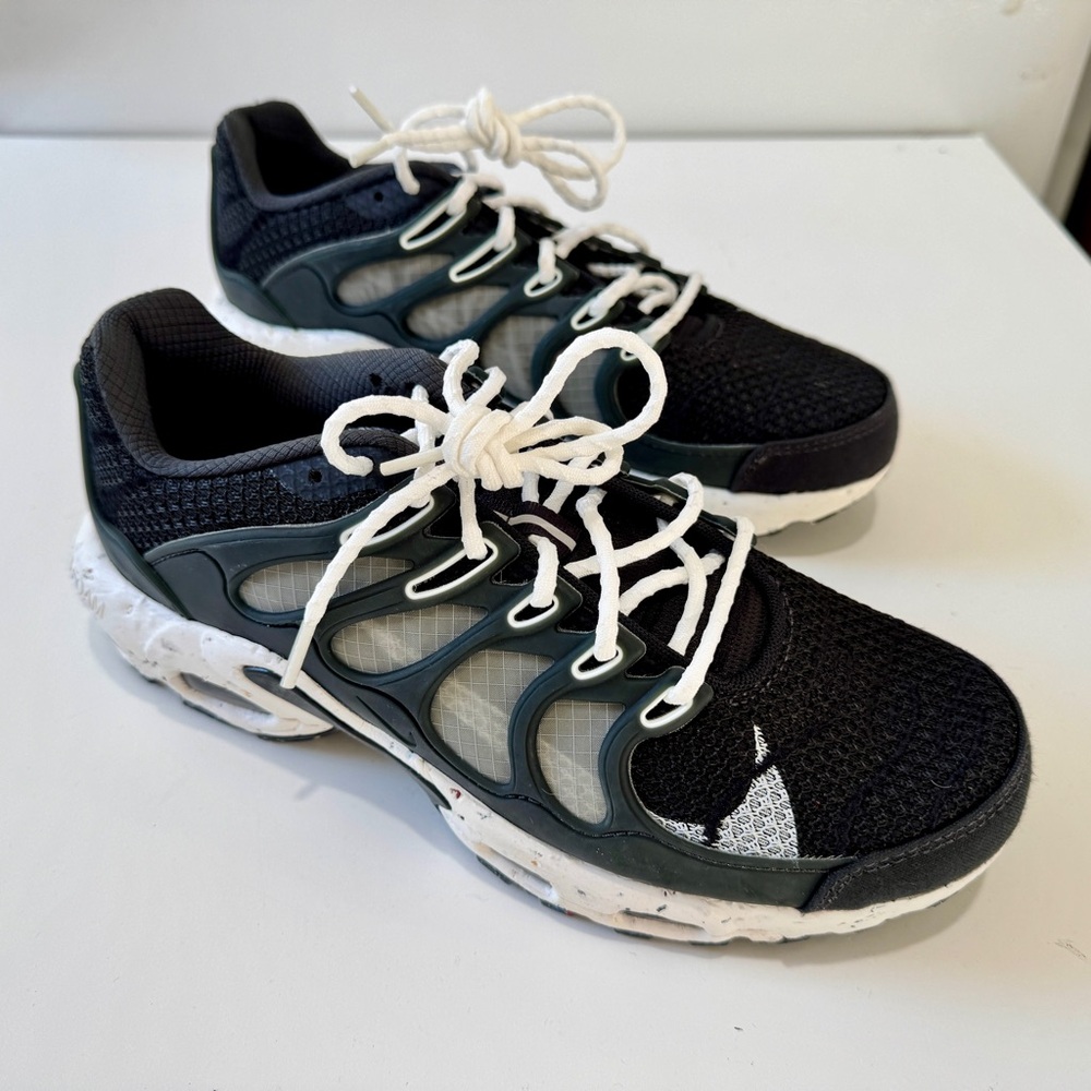 Nike Black and White Athletic Shoes New 8
